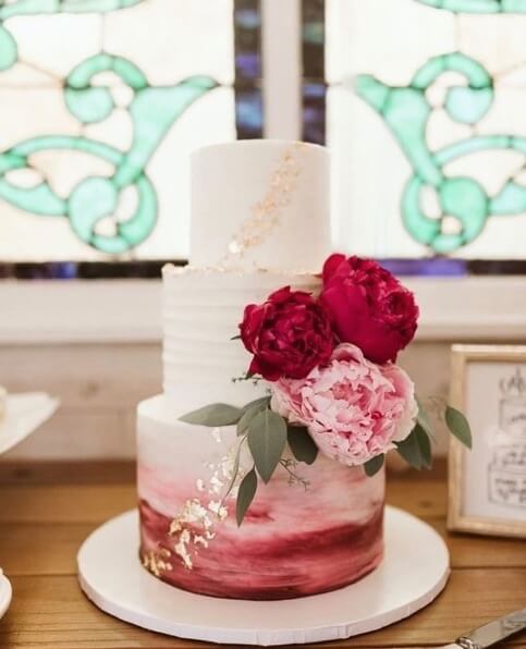 wedding cake coordinated with your wedding colors unique wedding cake idea